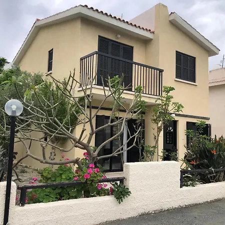 Luxurious 3-bed Villa, Modern Decor, Communal Pool Paphos