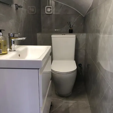 Luxurious 3-bed Villa, Modern Decor, Communal Pool