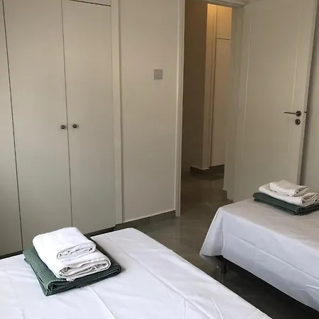 Luxurious 3-bed Villa, Modern Decor, Communal Pool Villa