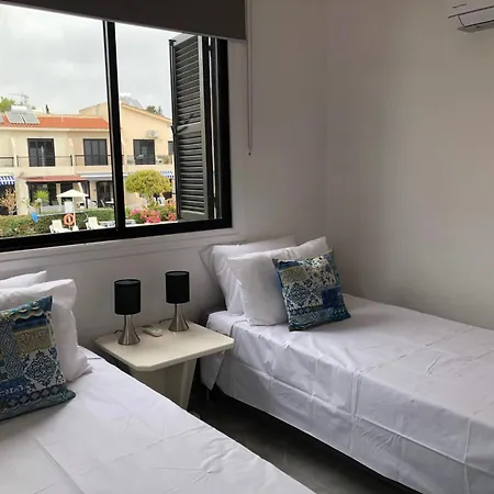 Luxurious 3-bed Villa, Modern Decor, Communal Pool Villa