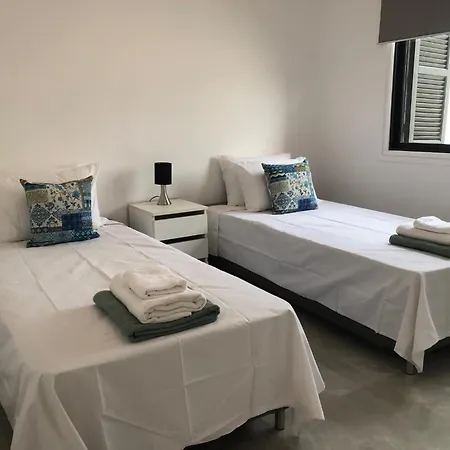 Villa Luxurious 3-bed Villa, Modern Decor, Communal Pool