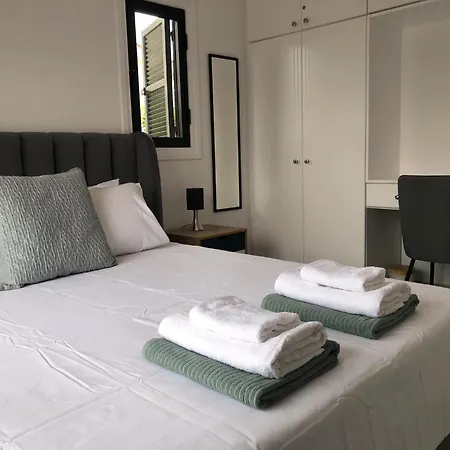 Villa Luxurious 3-bed Villa, Modern Decor, Communal Pool