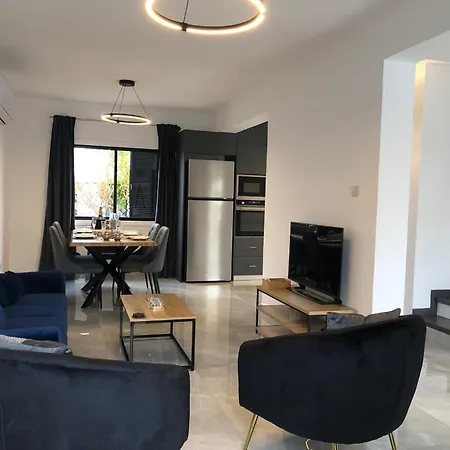 Luxurious 3-bed Villa, Modern Decor, Communal Pool Paphos