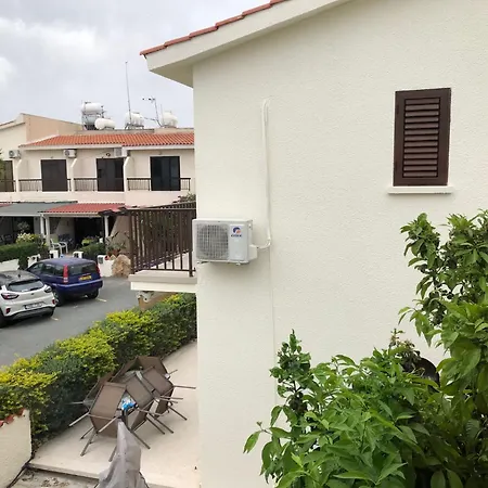 Luxurious 3-bed Villa, Modern Decor, Communal Pool *