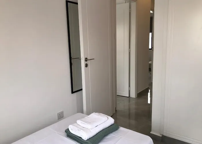 Luxurious 3-bed Villa, Modern Decor, Communal Pool Villa