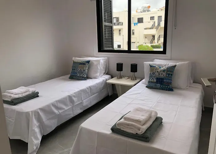 Luxurious 3-bed Villa, Modern Decor, Communal Pool Villa *