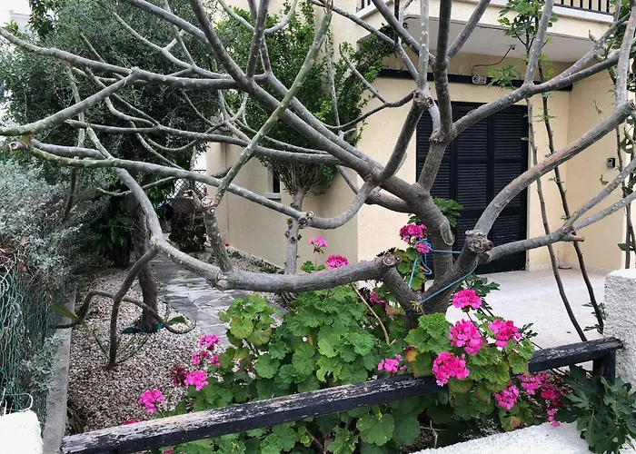 Luxurious 3-bed Villa, Modern Decor, Communal Pool