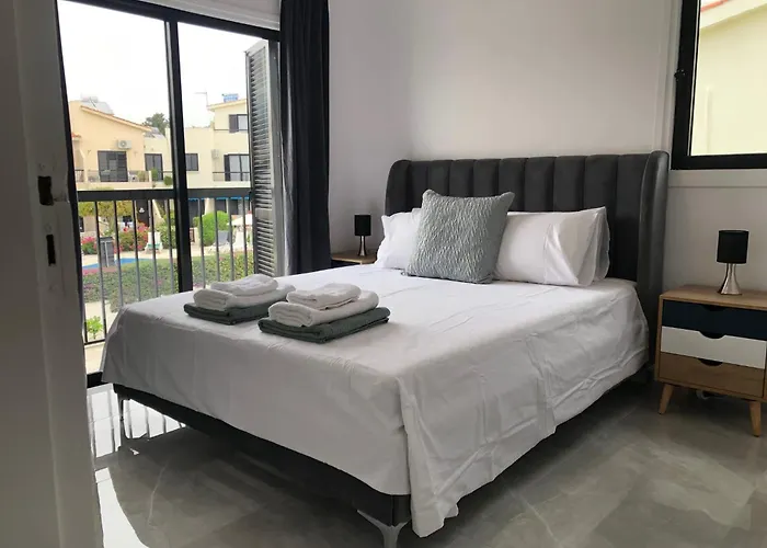 Luxurious 3-bed Villa, Modern Decor, Communal Pool Villa *