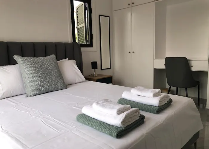 Villa Luxurious 3-bed Villa, Modern Decor, Communal Pool