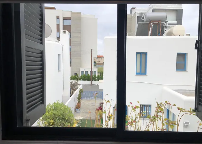 Villa Luxurious 3-bed Villa, Modern Decor, Communal Pool *