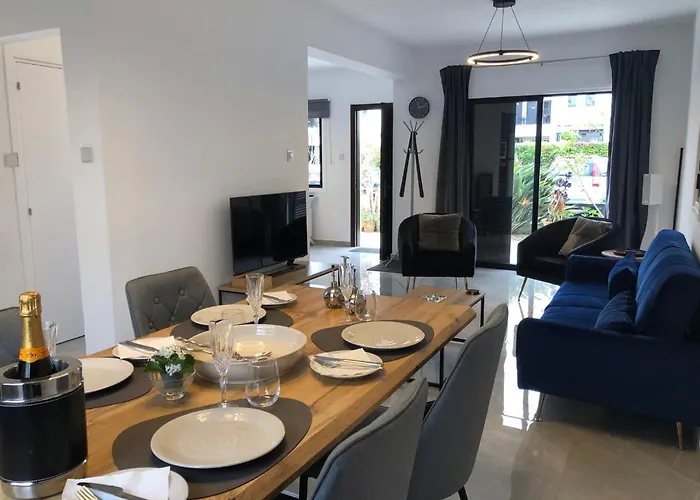 Luxurious 3-bed Villa, Modern Decor, Communal Pool * Paphos