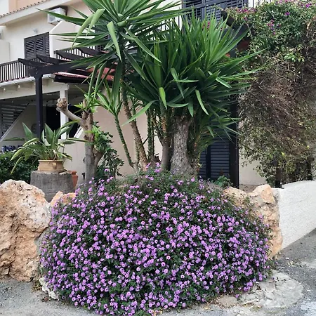 Luxurious 3-bed Villa, Modern Decor, Communal Pool