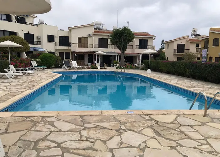 Luxurious 3-bed Villa, Modern Decor, Communal Pool *
