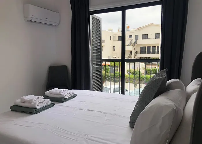 Luxurious 3-bed Villa, Modern Decor, Communal Pool * 파포스