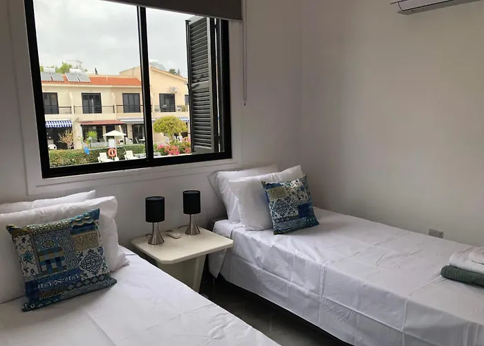 Luxurious 3-bed Villa, Modern Decor, Communal Pool 빌라