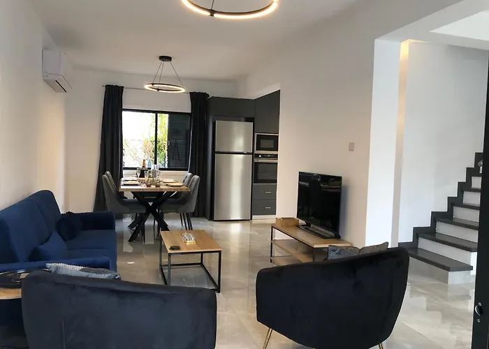 Luxurious 3-bed Villa, Modern Decor, Communal Pool 파포스