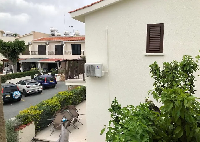 Luxurious 3-bed Villa, Modern Decor, Communal Pool *