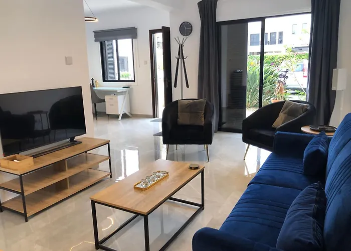 Luxurious 3-bed Villa, Modern Decor, Communal Pool *