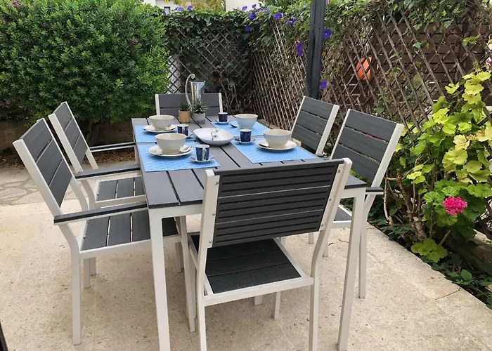 Luxurious 3-bed Villa, Modern Decor, Communal Pool