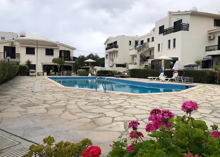 Luxurious 3-bed Villa, Modern Decor, Communal Pool *