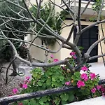 Luxurious 3-bed Villa, Modern Decor, Communal Pool