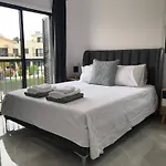 Luxurious 3-bed Villa, Modern Decor, Communal Pool Villa *