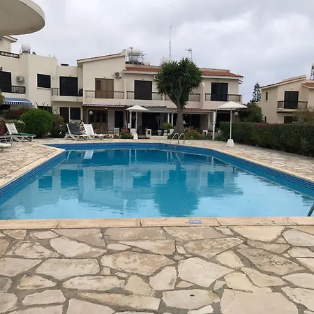 Luxurious 3-bed Villa, Modern Decor, Communal Pool *
