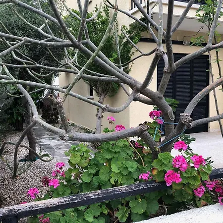 Luxurious 3-bed Villa, Modern Decor, Communal Pool