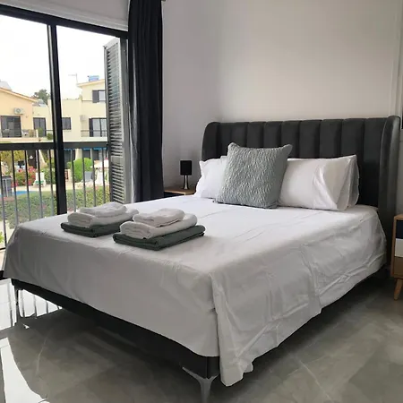 Luxurious 3-bed Villa, Modern Decor, Communal Pool Villa *