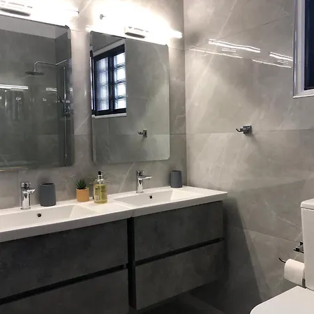 Villa Luxurious 3-bed Villa, Modern Decor, Communal Pool *