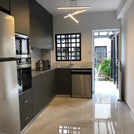 Luxurious 3-bed Villa, Modern Decor, Communal Pool Villa Paphos