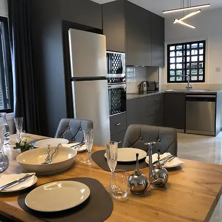 Luxurious 3-bed Villa, Modern Decor, Communal Pool