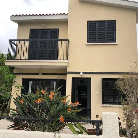 Villa Luxurious 3-bed Villa, Modern Decor, Communal Pool *