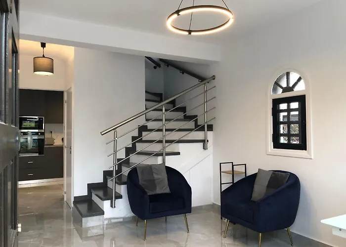 Luxurious 3-bed Villa, Modern Decor, Communal Pool Villa *