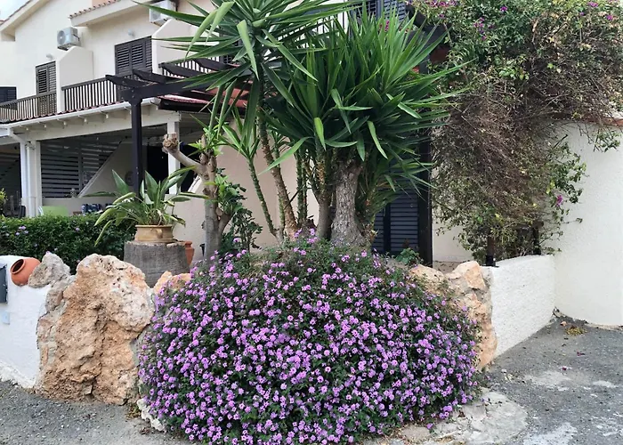 Luxurious 3-bed Villa, Modern Decor, Communal Pool