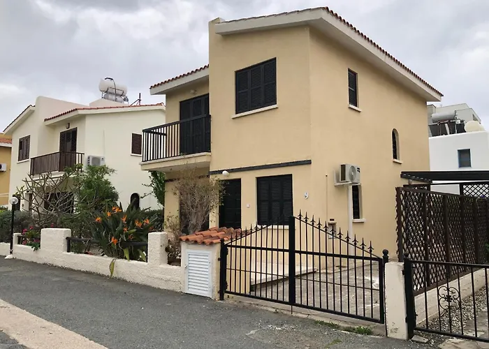 Villa Luxurious 3-bed Villa, Modern Decor, Communal Pool Paphos