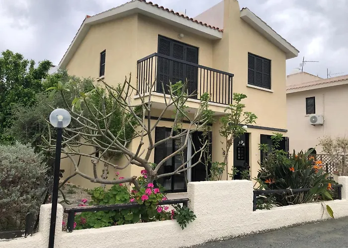 Luxurious 3-bed Villa, Modern Decor, Communal Pool Paphos