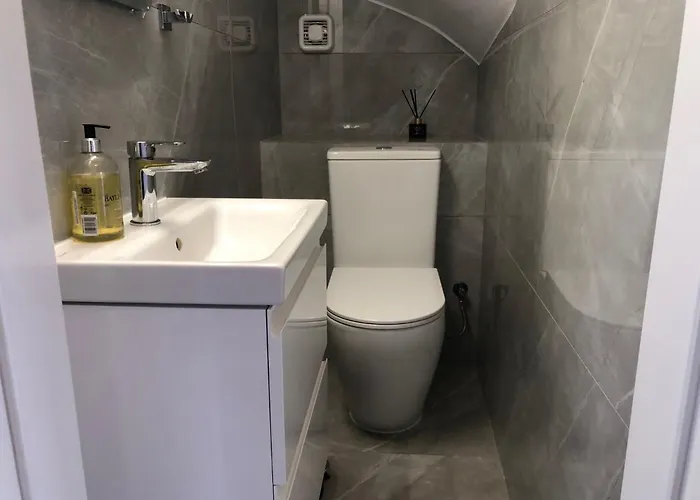 Luxurious 3-bed Villa, Modern Decor, Communal Pool