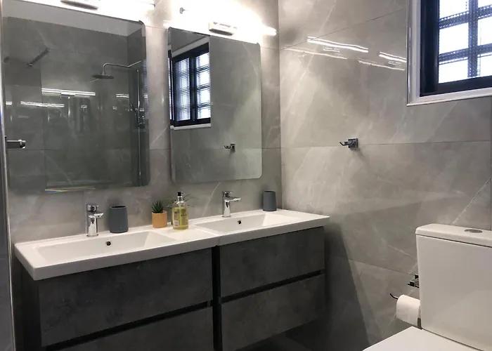 Villa Luxurious 3-bed Villa, Modern Decor, Communal Pool *