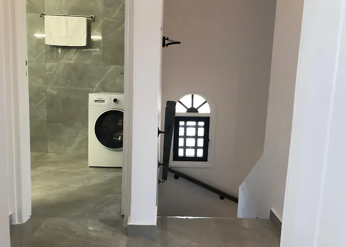 Luxurious 3-bed Villa, Modern Decor, Communal Pool Paphos