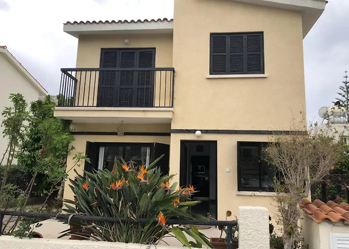 Villa Luxurious 3-bed Villa, Modern Decor, Communal Pool *