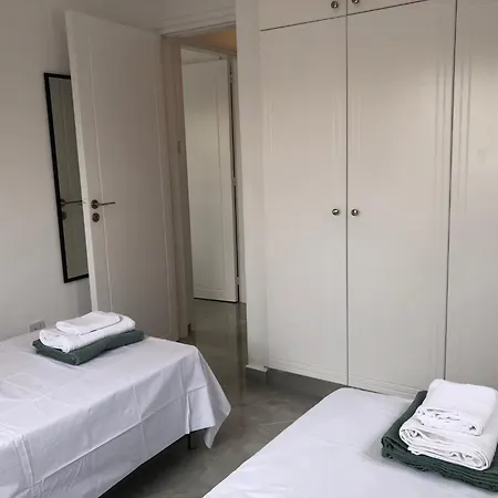 Luxurious 3-bed Villa, Modern Decor, Communal Pool *