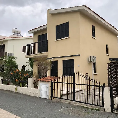 Willa Luxurious 3-bed Villa, Modern Decor, Communal Pool Pafos