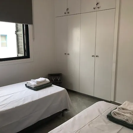 Luxurious 3-bed Villa, Modern Decor, Communal Pool