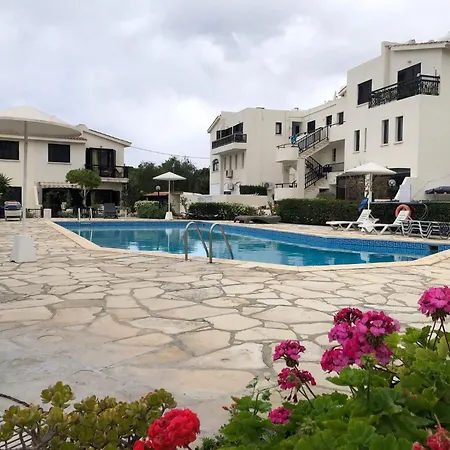Luxurious 3-bed Villa, Modern Decor, Communal Pool *